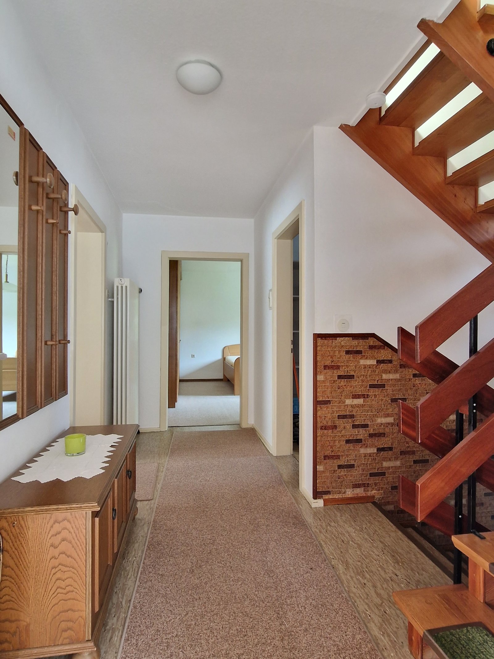 Freistehendes Einfamilienhaus mit Keller und großer Garage