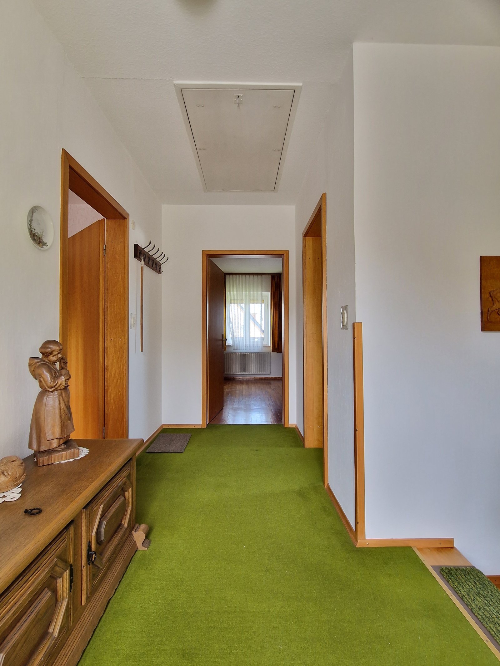 Freistehendes Einfamilienhaus mit Keller und großer Garage