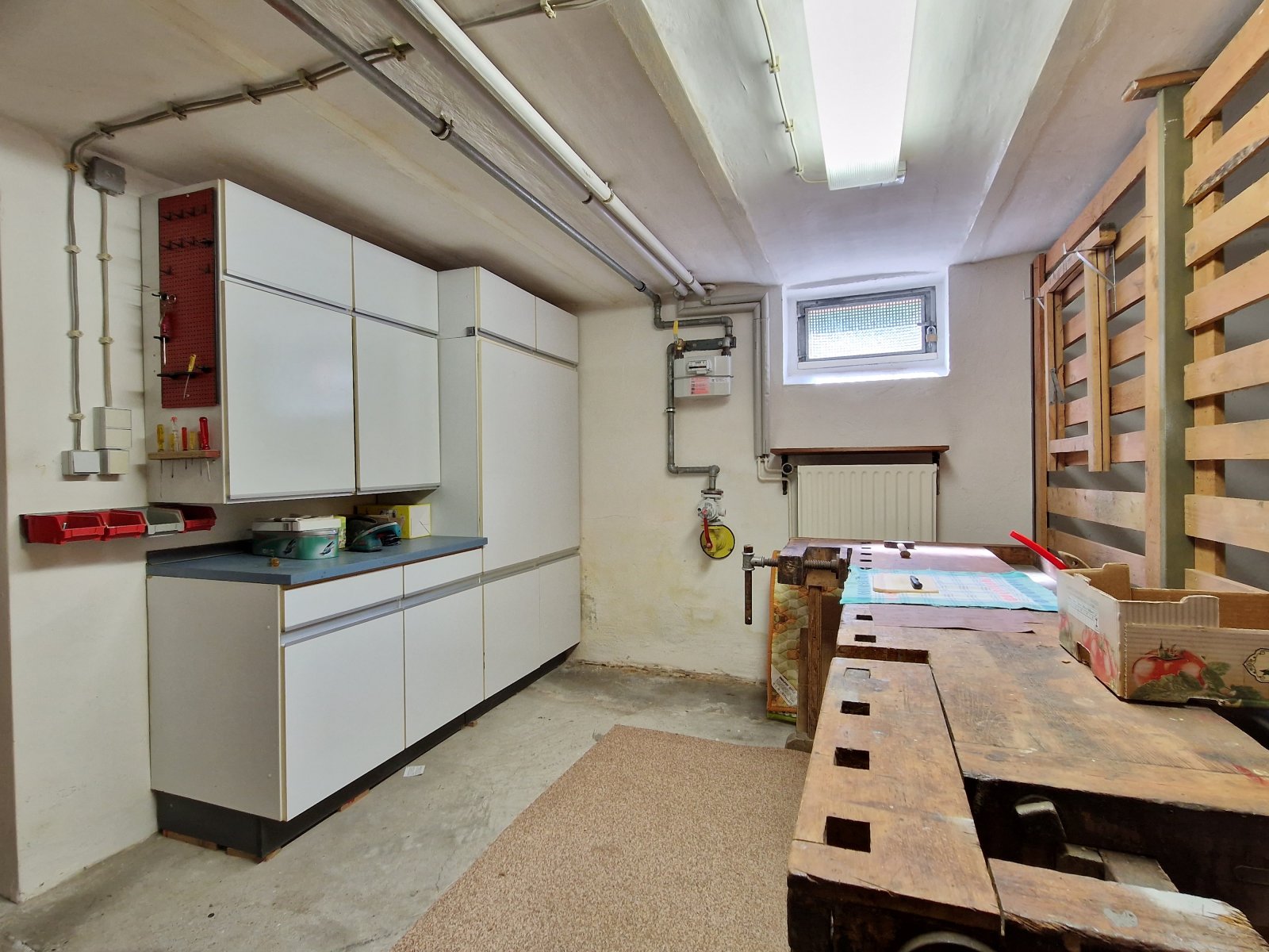 Freistehendes Einfamilienhaus mit Keller und großer Garage