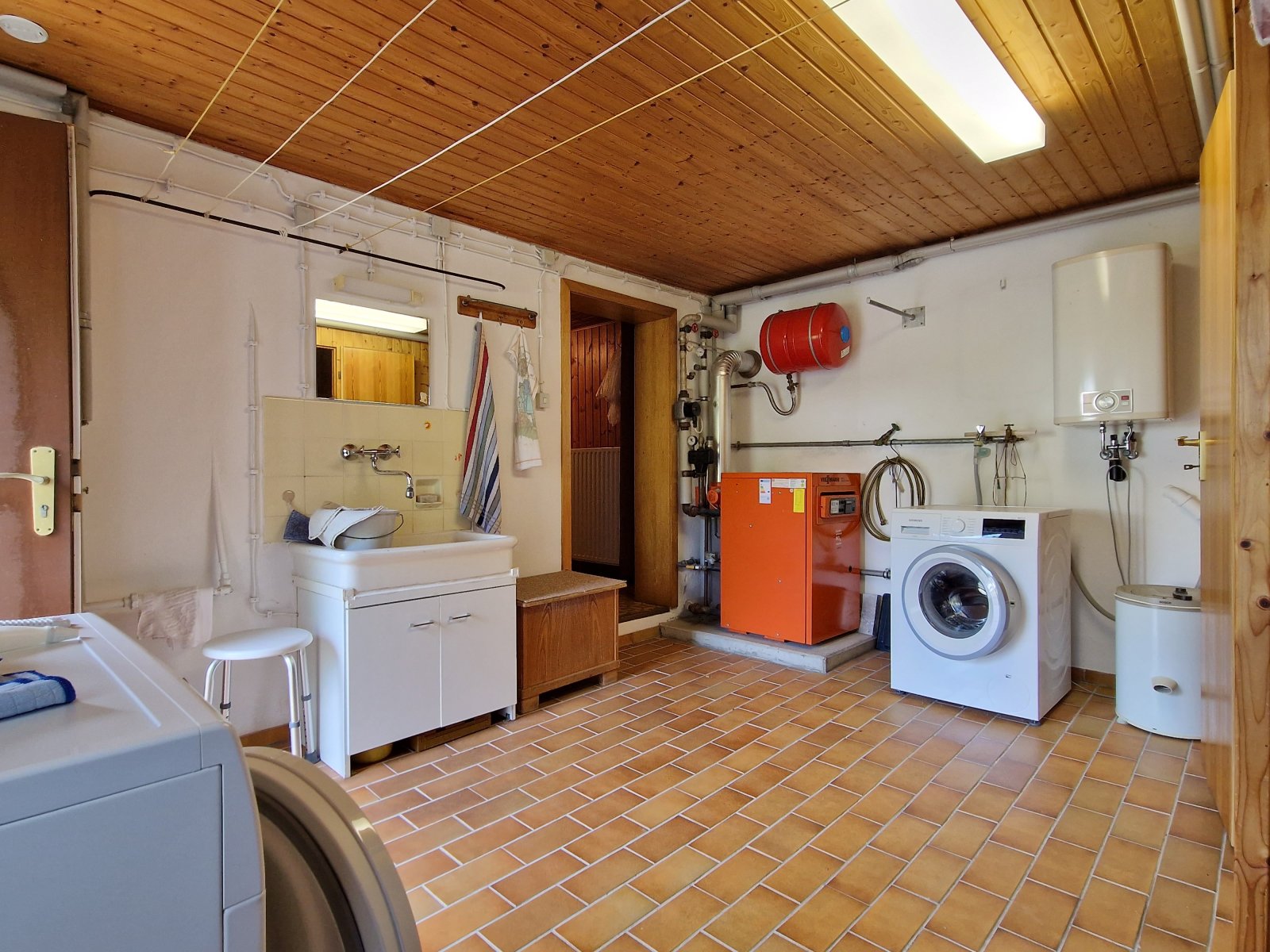 Freistehendes Einfamilienhaus mit Keller und großer Garage