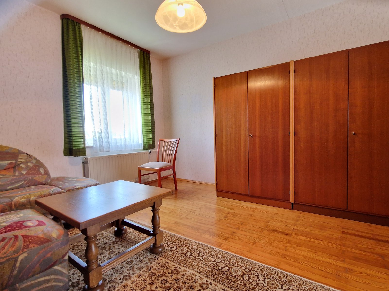Freistehendes Einfamilienhaus mit Keller und großer Garage