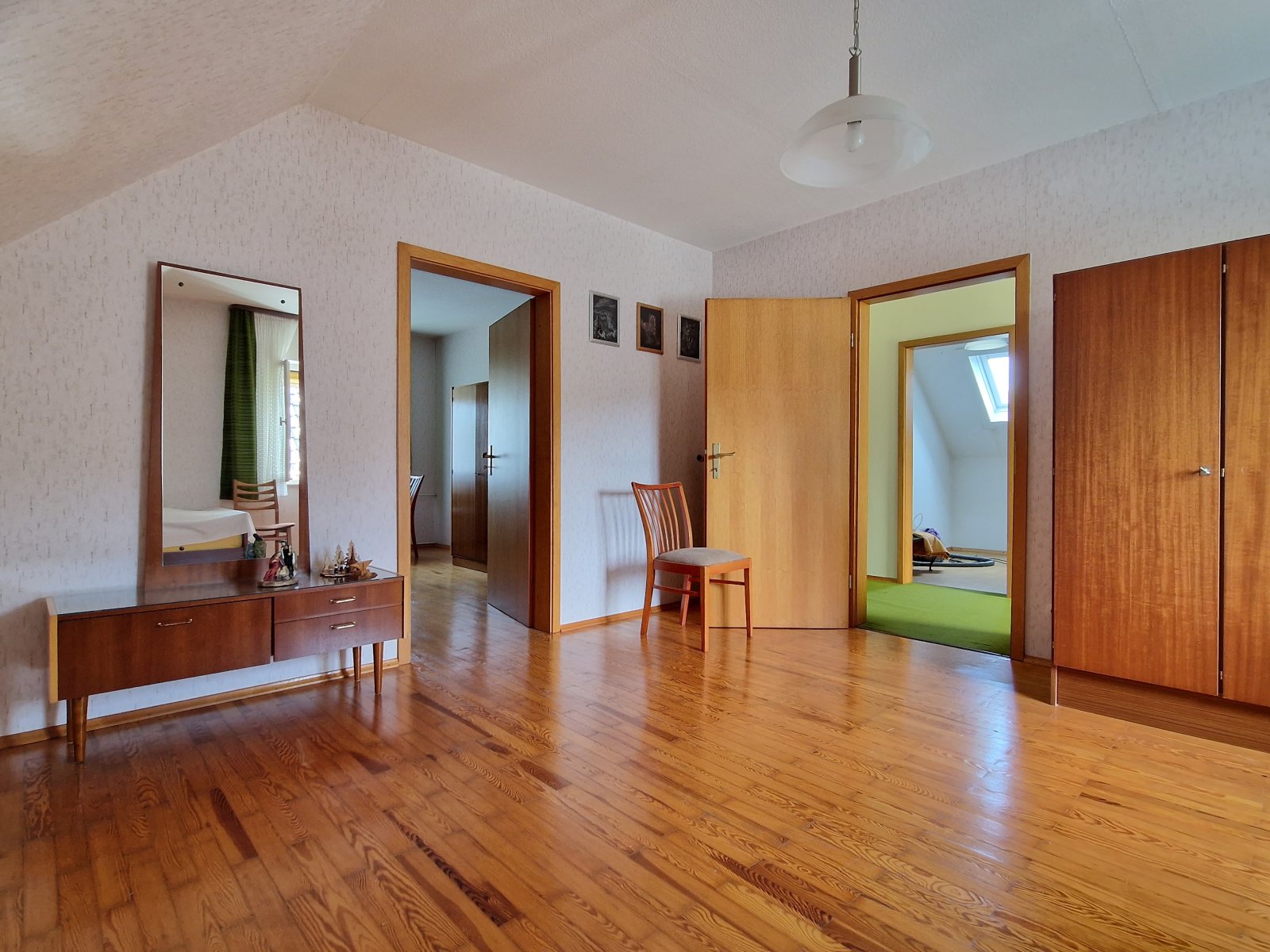 Freistehendes Einfamilienhaus mit Keller und großer Garage
