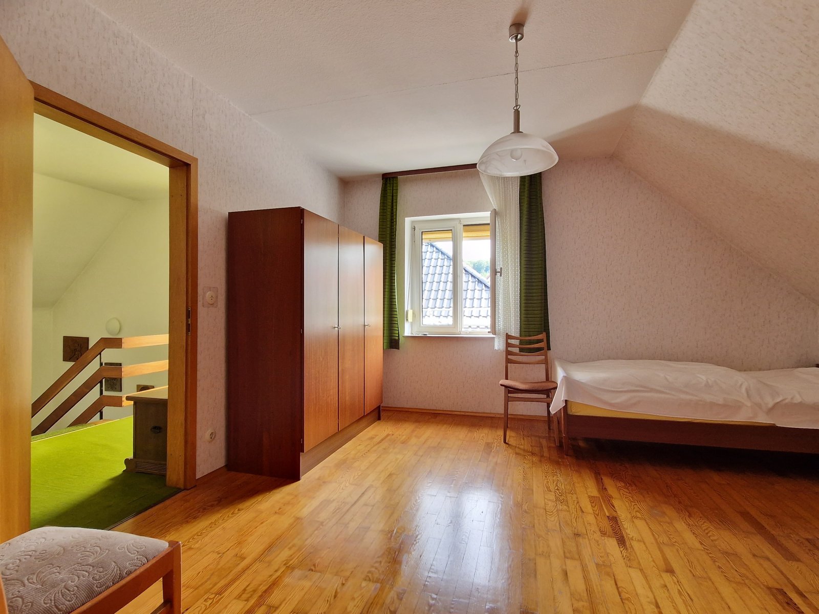 Freistehendes Einfamilienhaus mit Keller und großer Garage