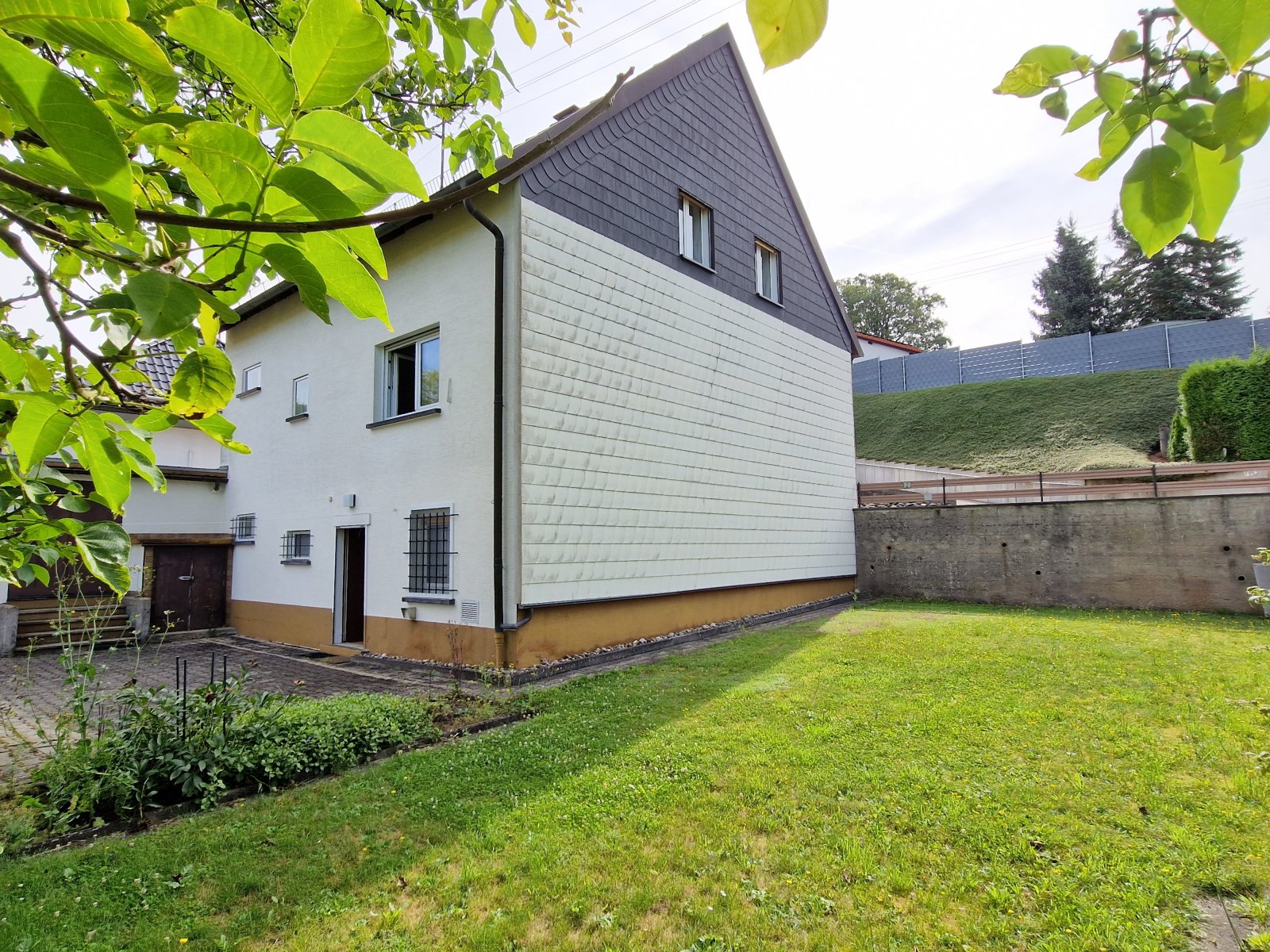 Freistehendes Einfamilienhaus mit Keller und großer Garage