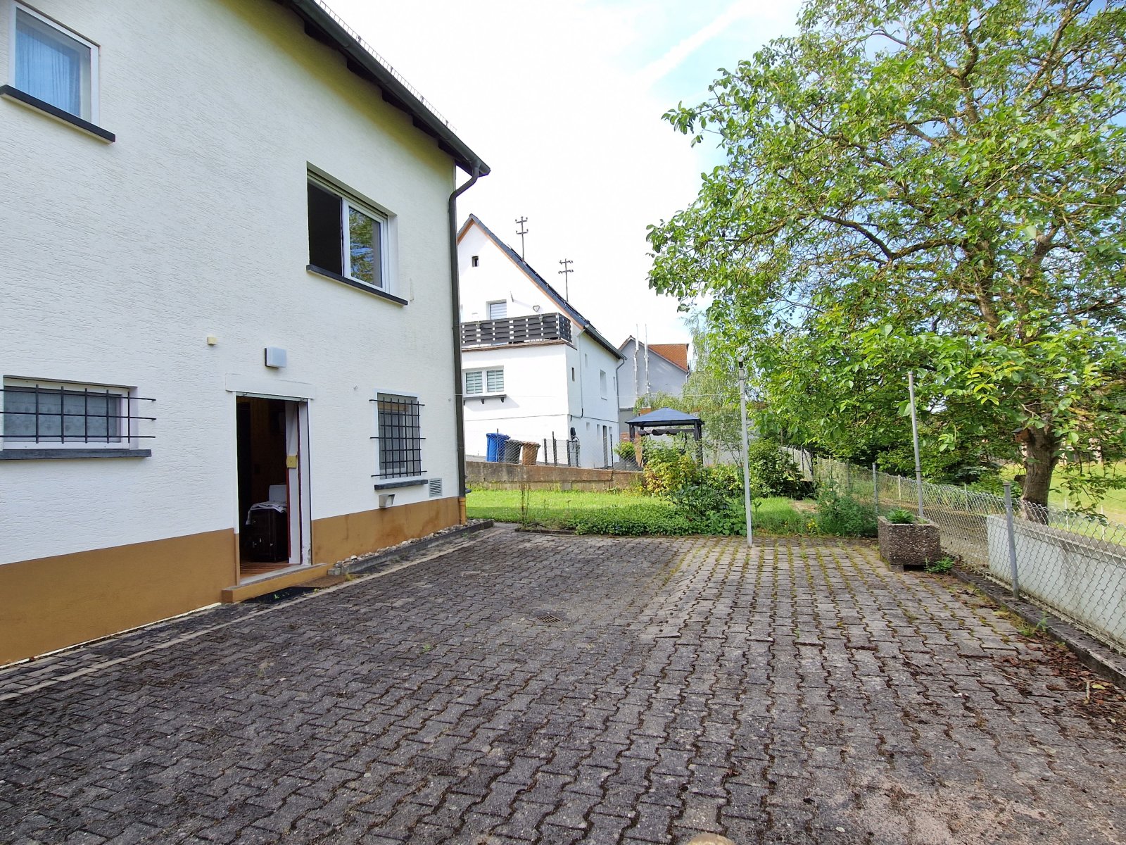 Freistehendes Einfamilienhaus mit Keller und großer Garage