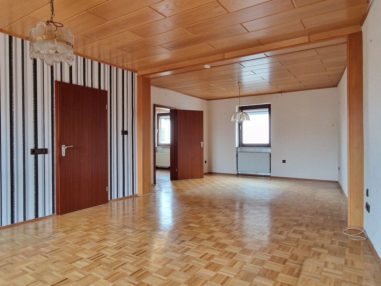 Einfamilienhaus mit Garage und Garten