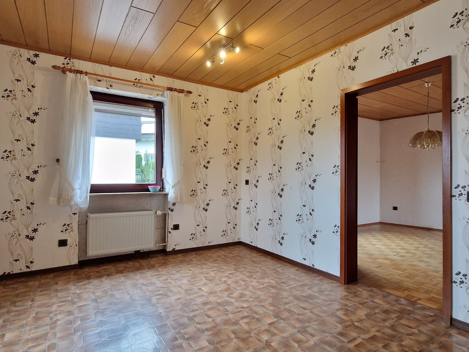 Einfamilienhaus mit Garage und Garten