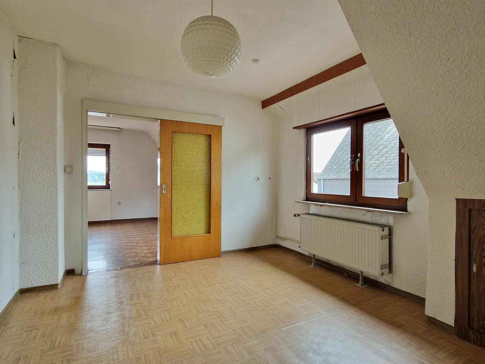 Einfamilienhaus mit Garage und Garten