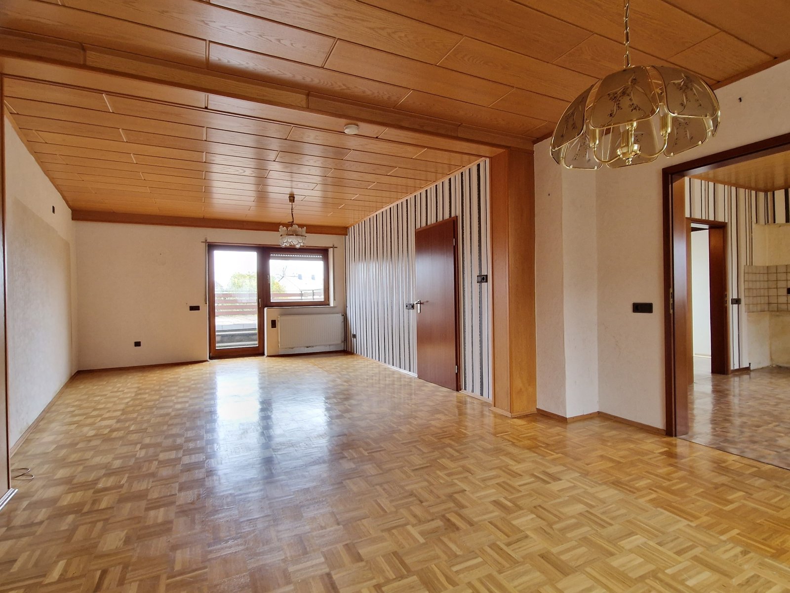 Einfamilienhaus mit Garage und Garten