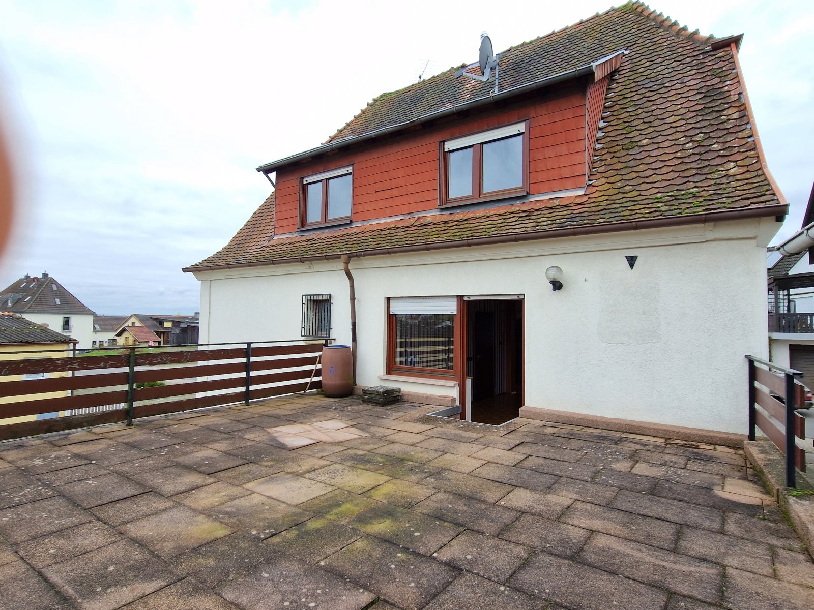 Einfamilienhaus mit Garage und Garten