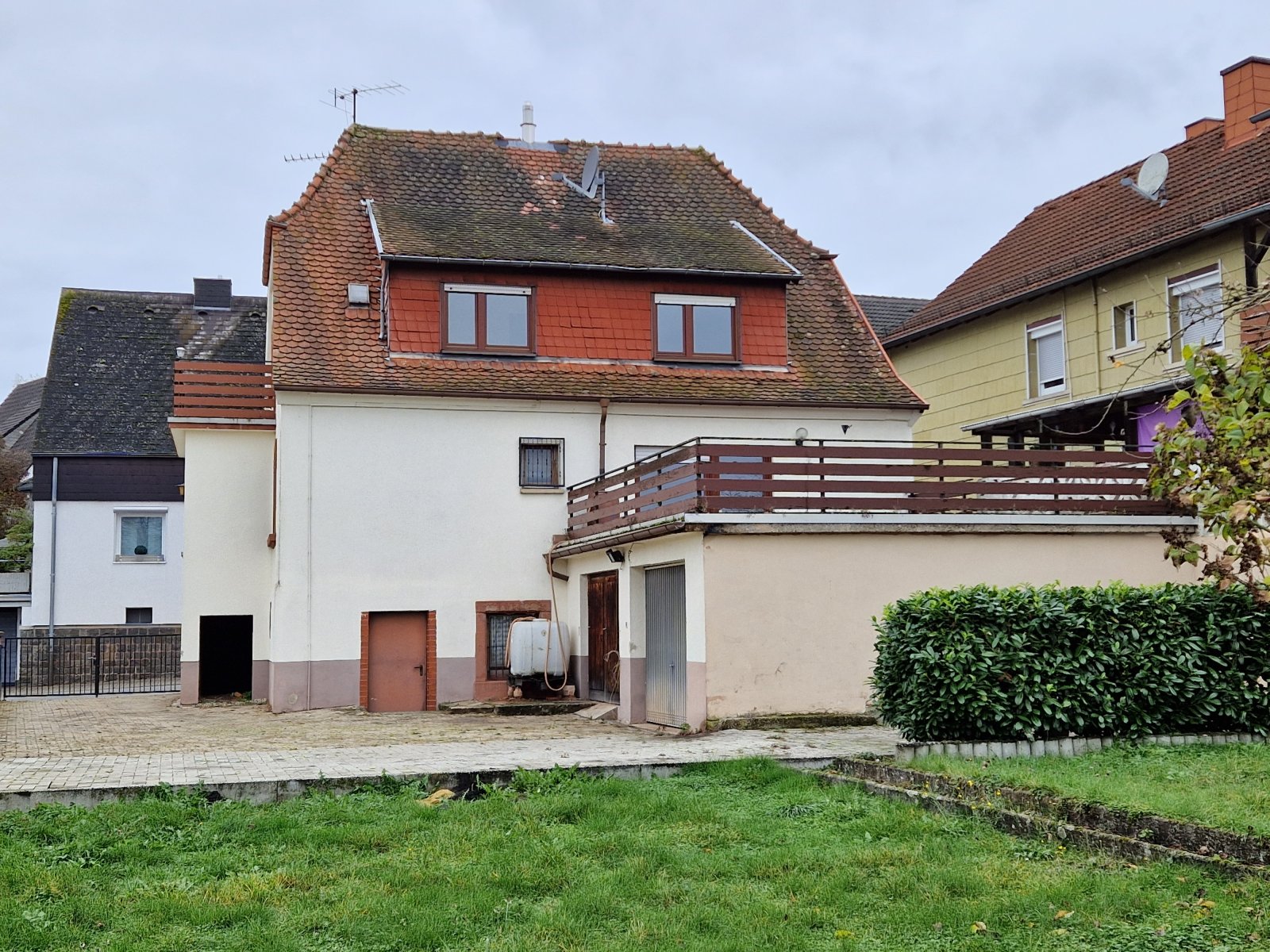 Einfamilienhaus mit Garage und Garten