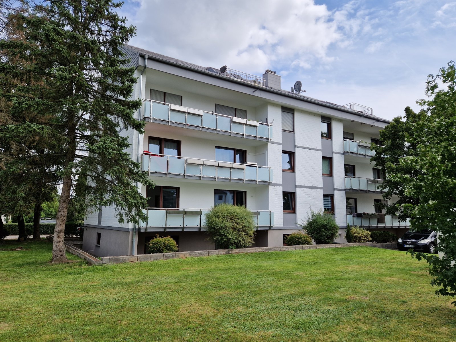 Komplett renovierte Wohnung (1.OG) mit großem Südbalkon