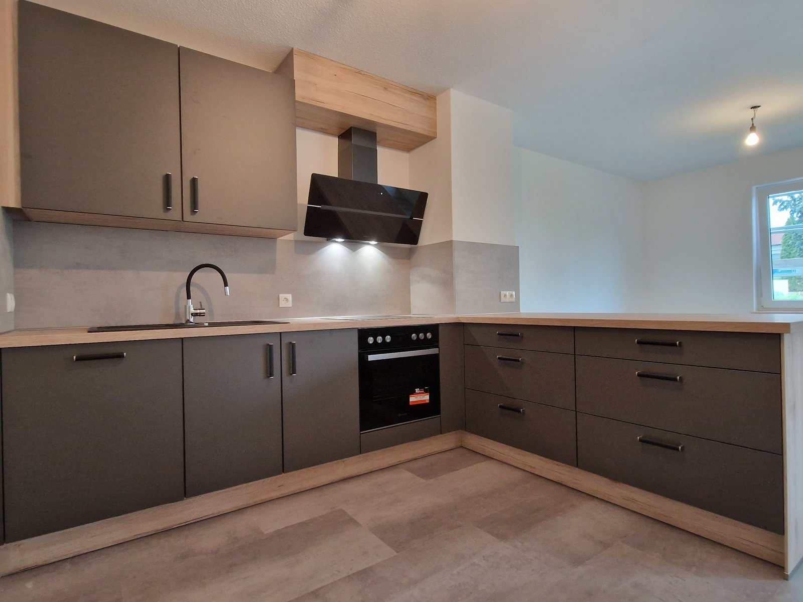 Komplett renovierte Wohnung (1.OG) mit großem Südbalkon